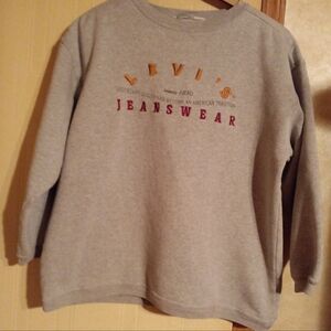 Oversize Levis sweatshirt